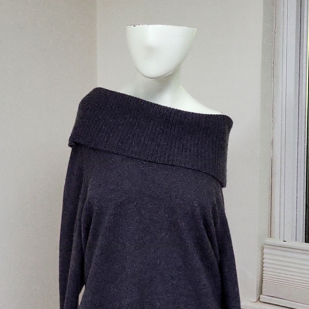LORD AND TAYLOR  GRAY CASHMERE SWEATER LUXURIOUS